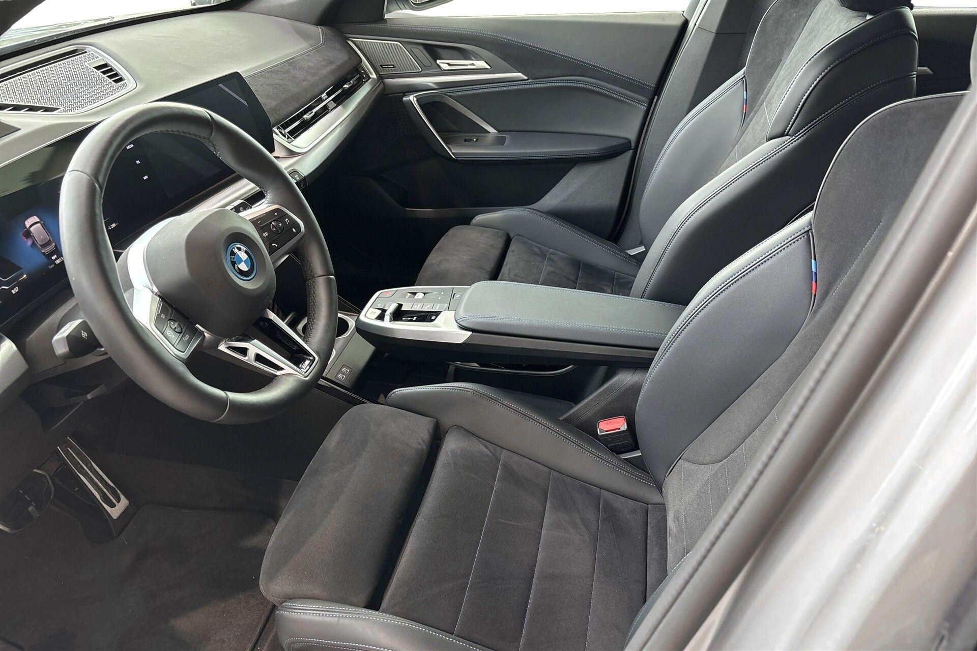 Sølv BMW iX1 fra 2025
