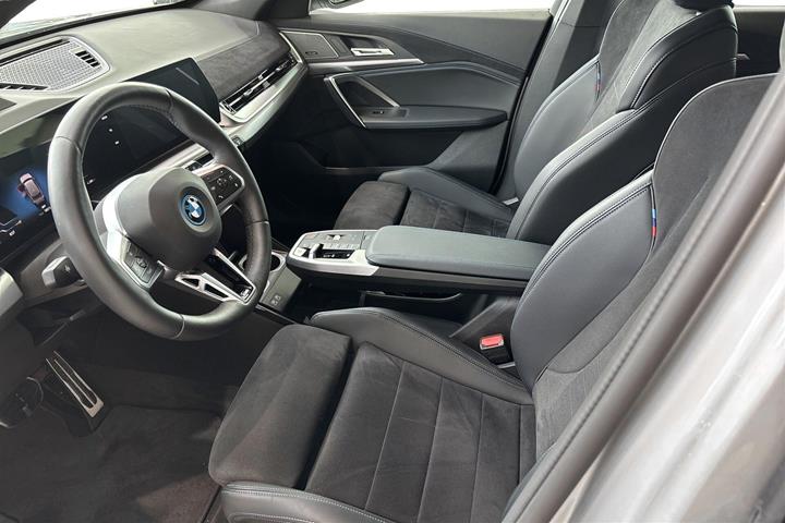 Sølv BMW iX1 fra 2025