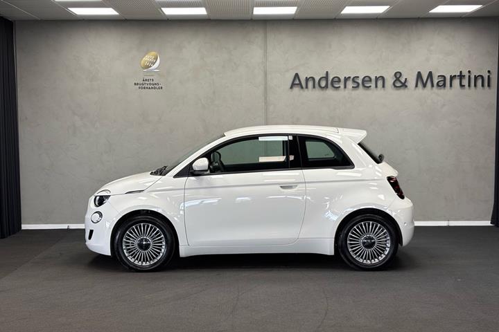 Hvid Fiat 500e fra 2023