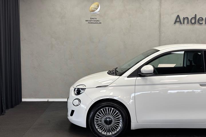 Hvid Fiat 500e fra 2023