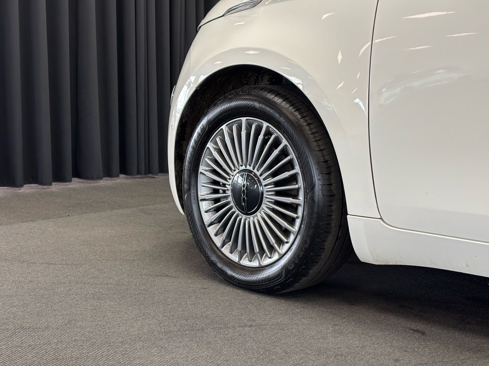 Hvid Fiat 500e fra 2023