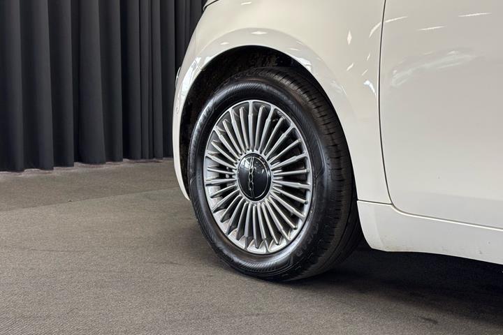 Hvid Fiat 500e fra 2023