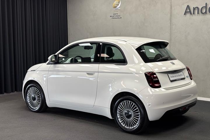 Hvid Fiat 500e fra 2023
