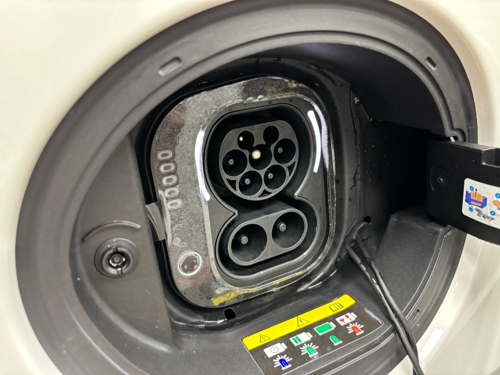 Hvid Fiat 500e fra 2023