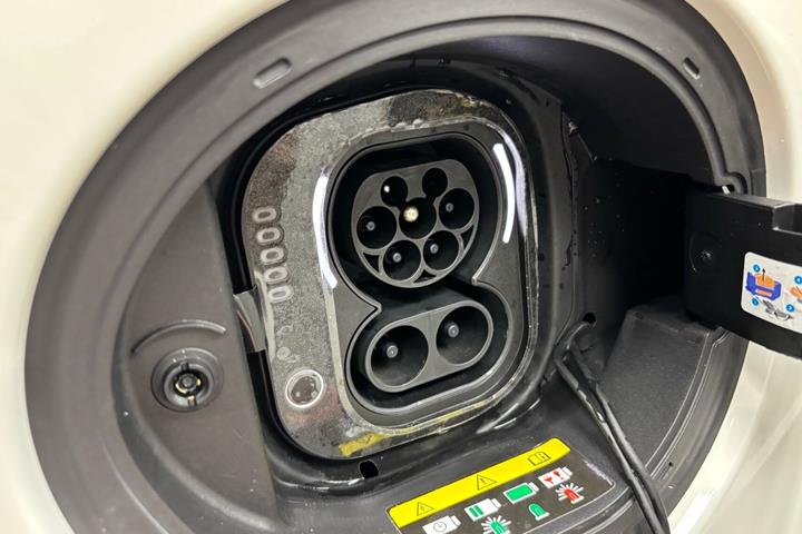 Hvid Fiat 500e fra 2023