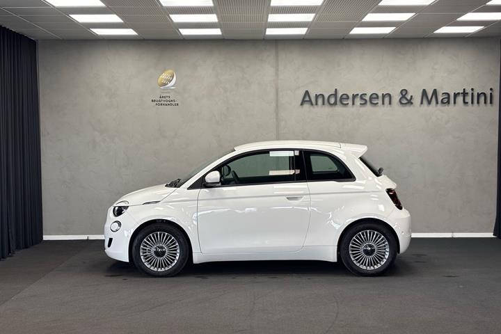 Hvid Fiat 500e fra 2023