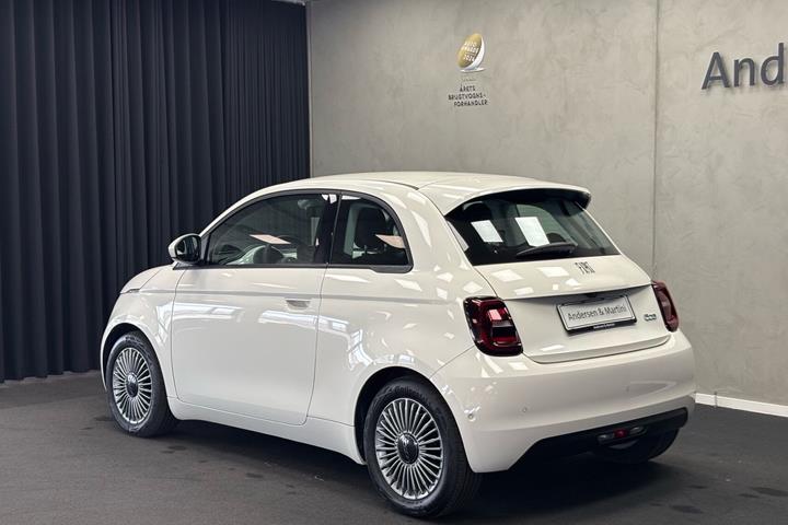Hvid Fiat 500e fra 2023