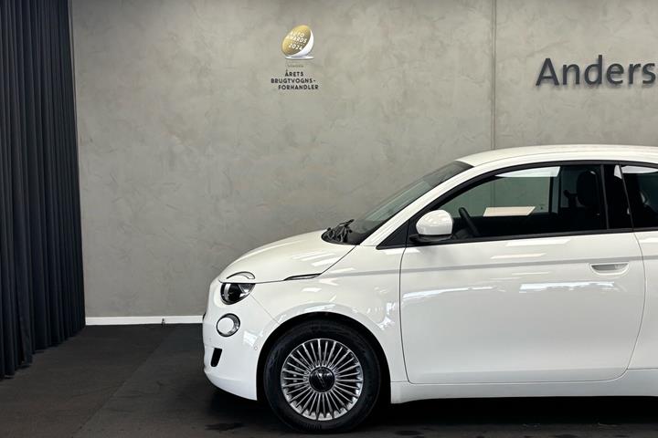 Hvid Fiat 500e fra 2023