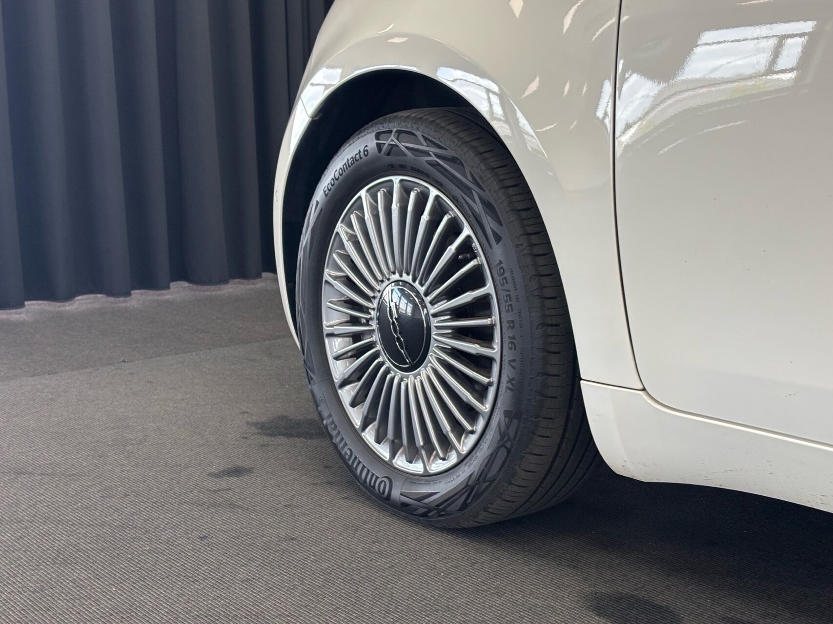 Hvid Fiat 500e fra 2023