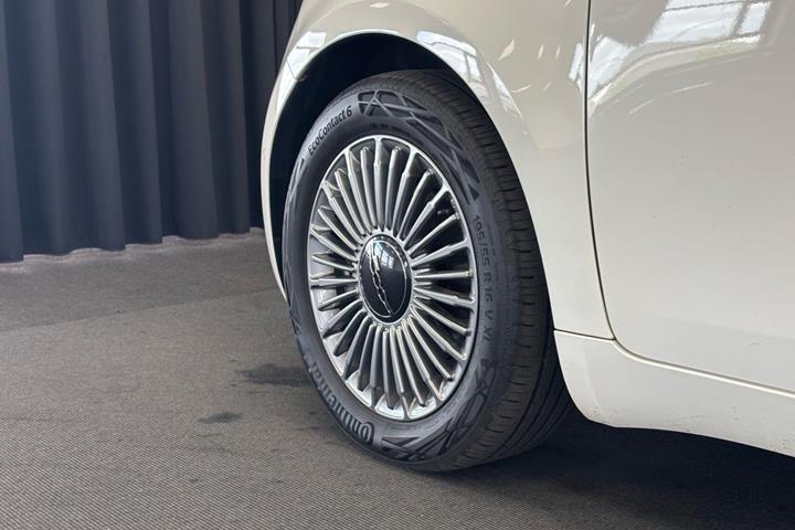 Hvid Fiat 500e fra 2023
