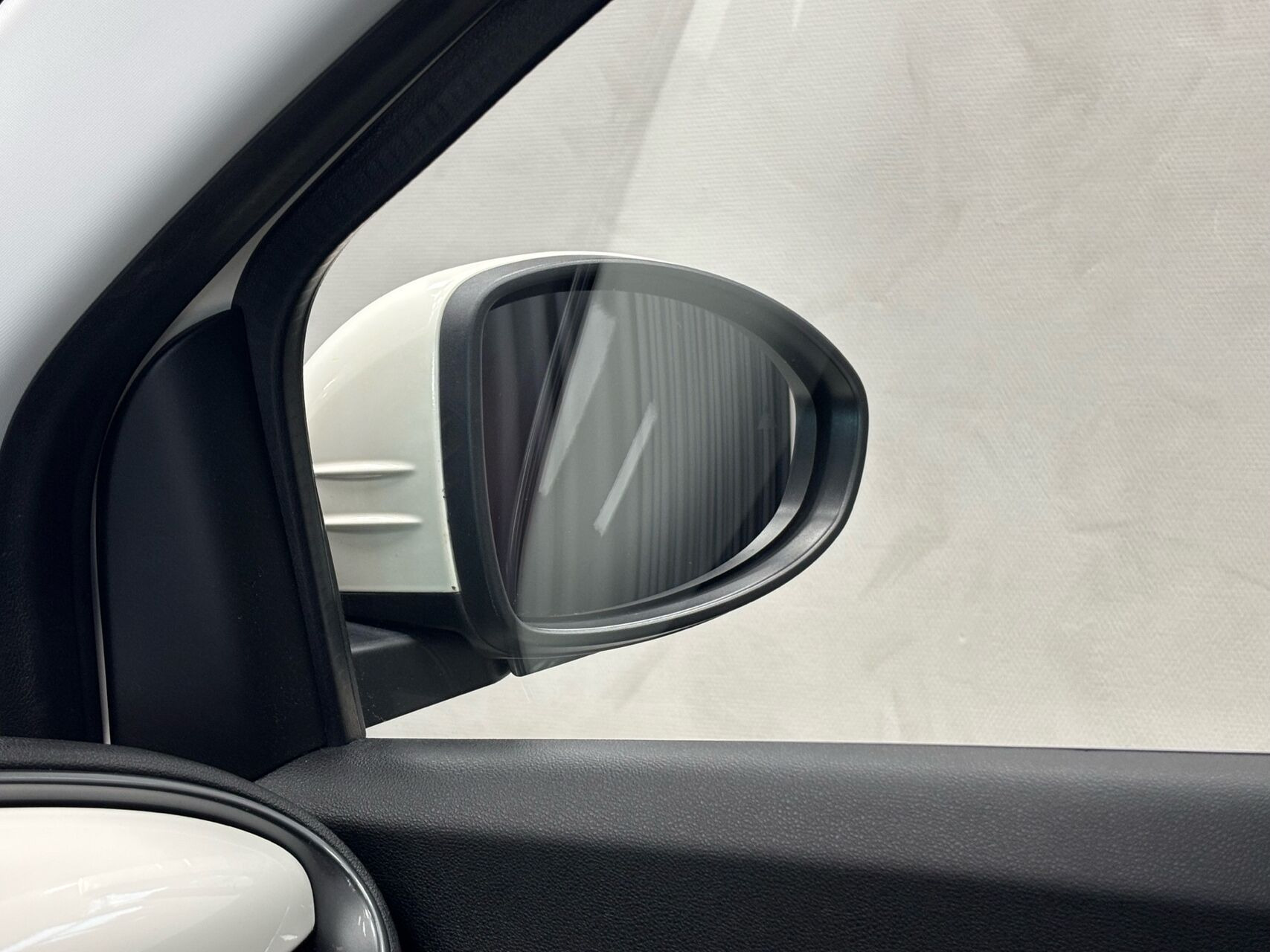 Hvid Fiat 500e fra 2023
