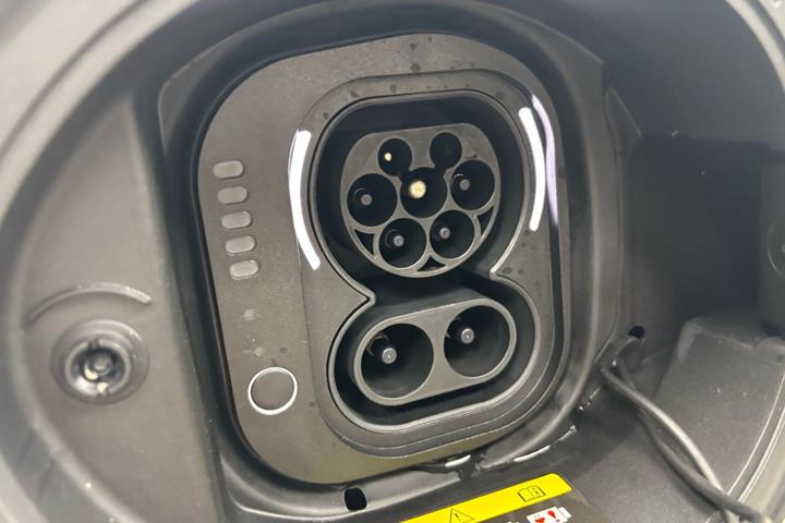 Hvid Fiat 500e fra 2023