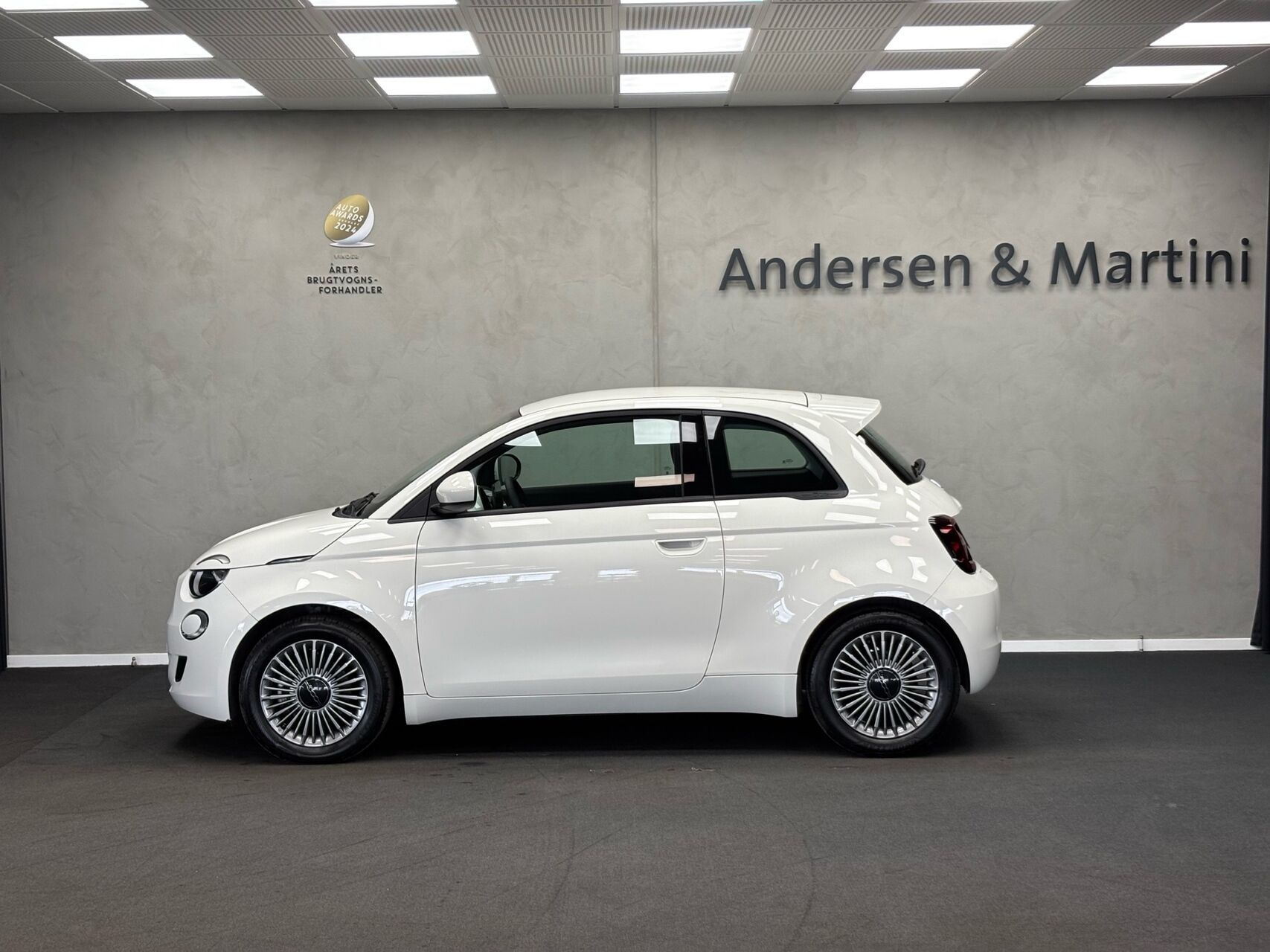 Hvid Fiat 500e fra 2023