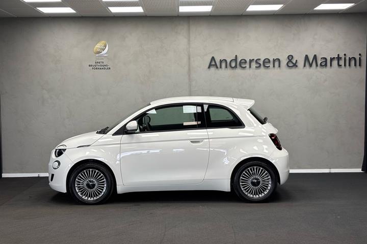 Hvid Fiat 500e fra 2023