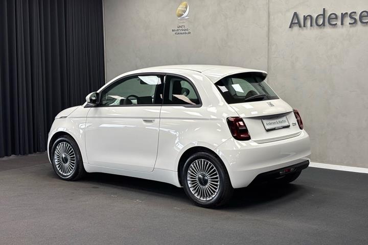 Hvid Fiat 500e fra 2023