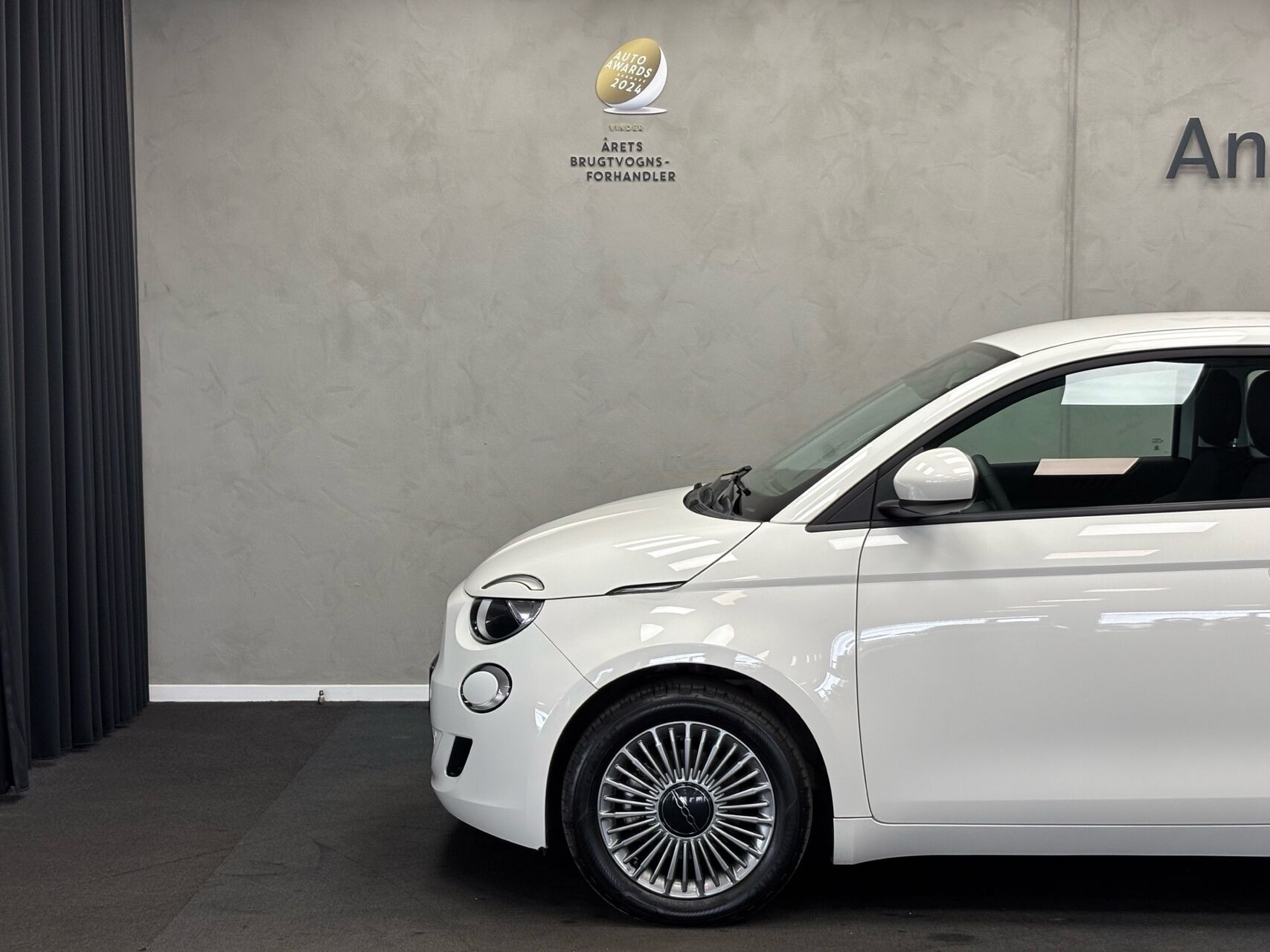 Hvid Fiat 500e fra 2023