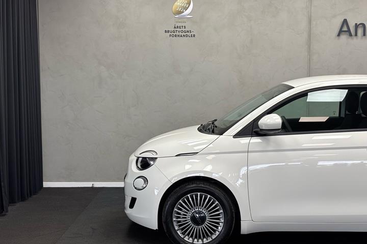 Hvid Fiat 500e fra 2023