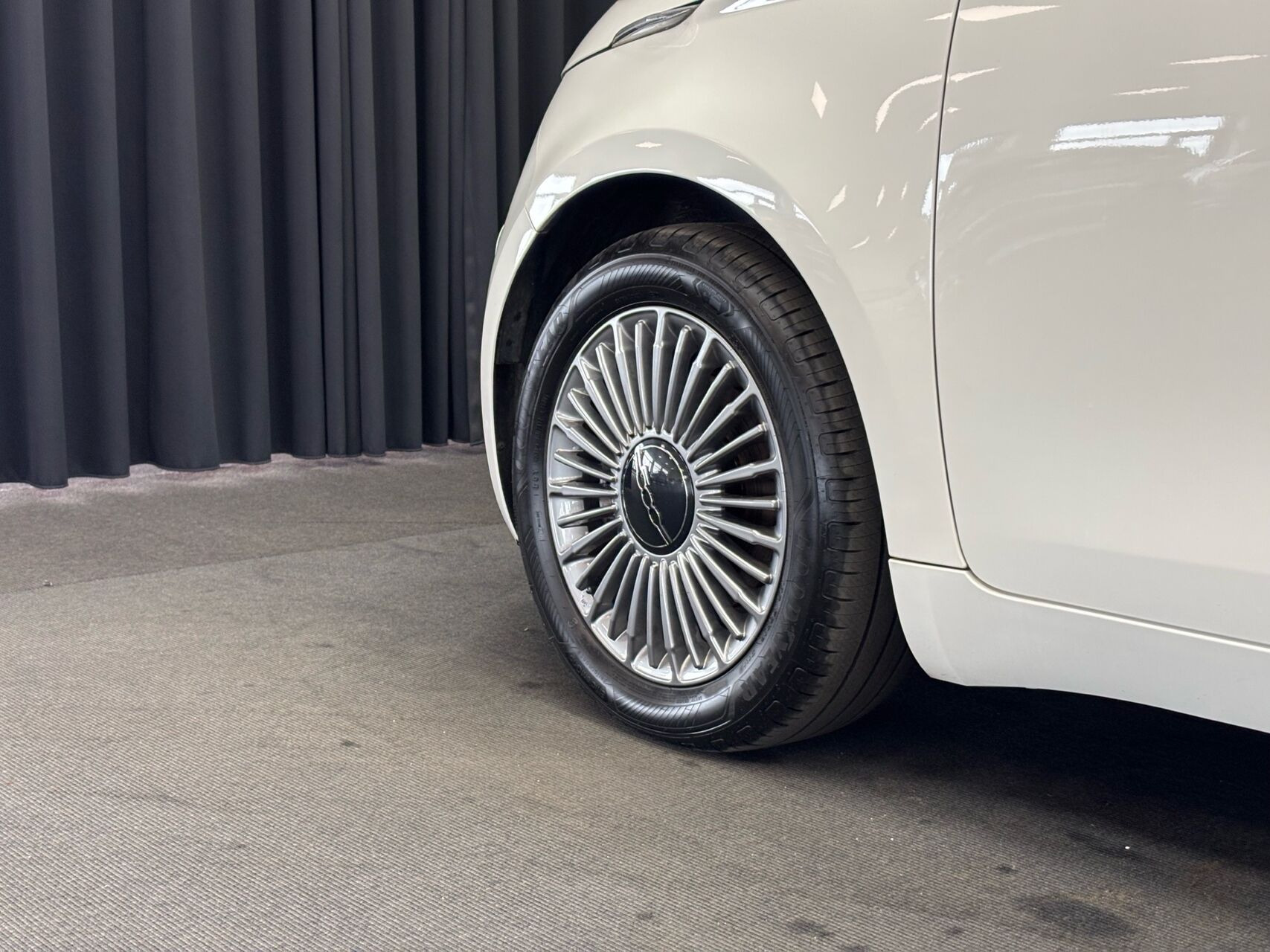 Hvid Fiat 500e fra 2023