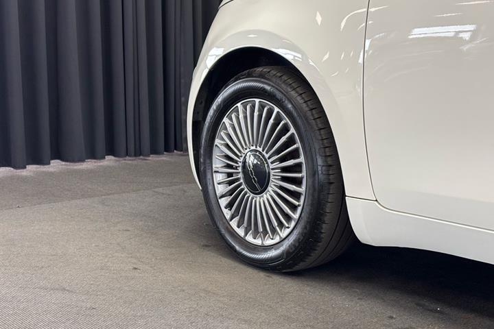 Hvid Fiat 500e fra 2023