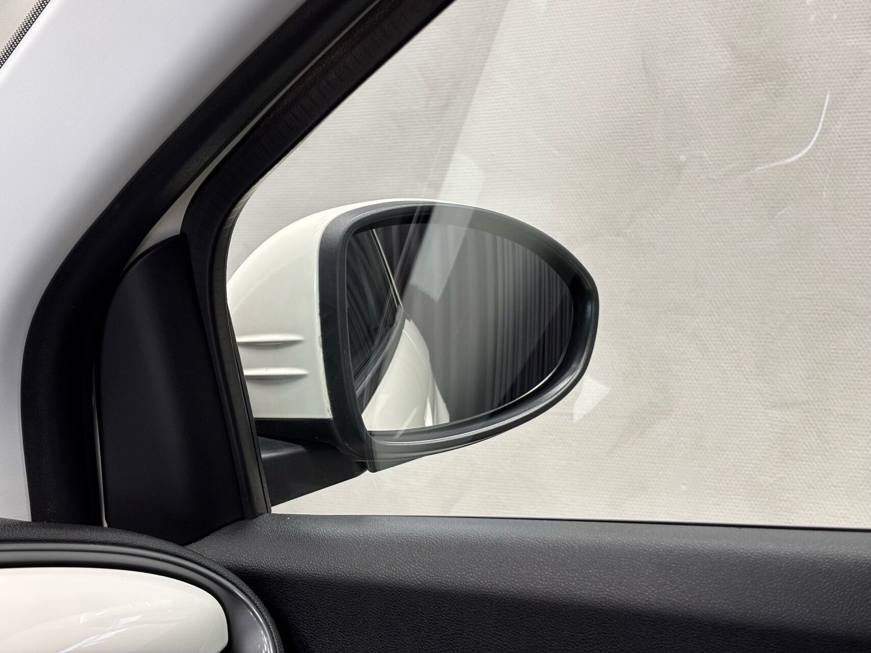 Hvid Fiat 500e fra 2023