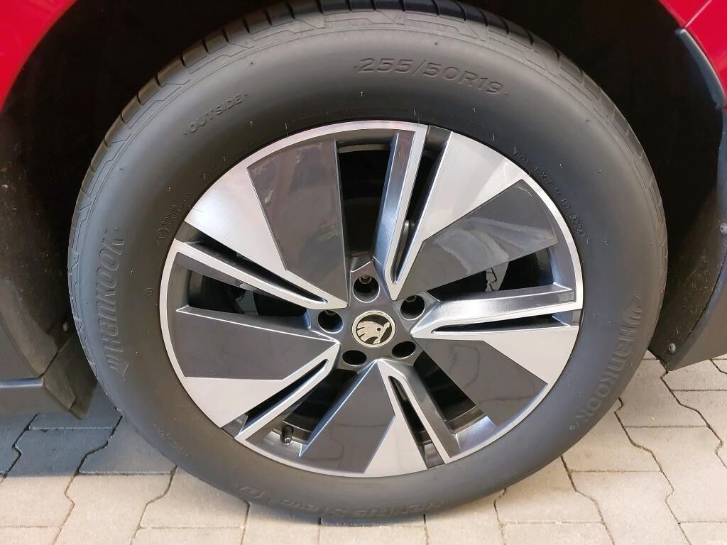 Rød Skoda Enyaq fra 2024