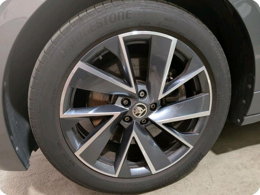 Grå Skoda Enyaq fra 2024