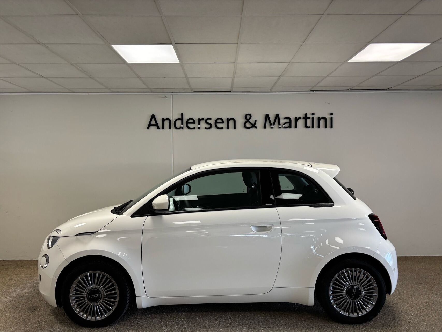Hvid Fiat 500e fra 2024