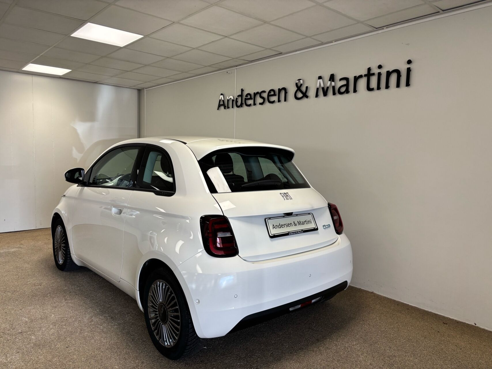 Hvid Fiat 500e fra 2024