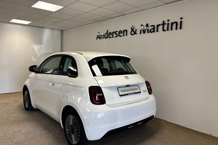 Hvid Fiat 500e fra 2024