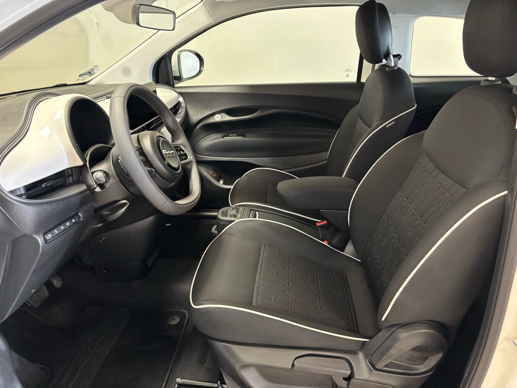 Hvid Fiat 500e fra 2024