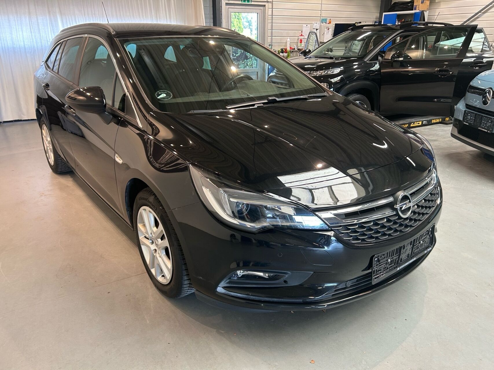 Sort Opel Astra fra 2019
