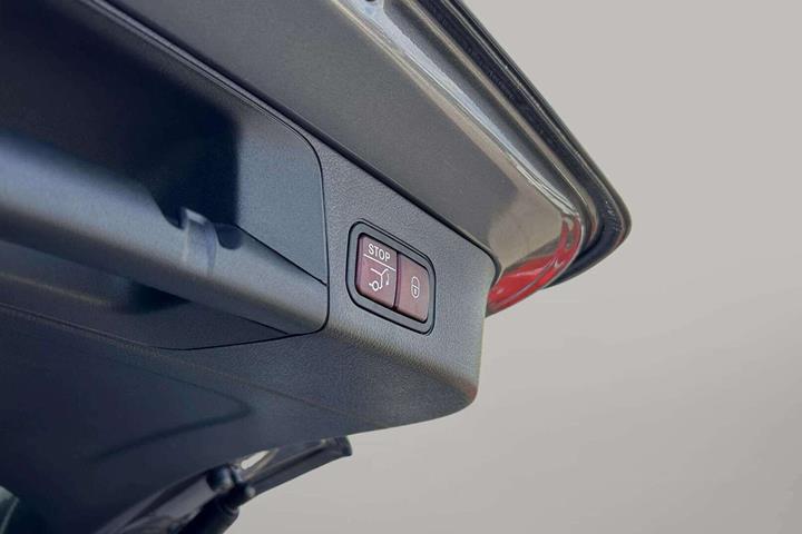 Grå Mercedes EQB 250+ fra 2025