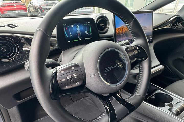 Blå BYD Dolphin fra 2024