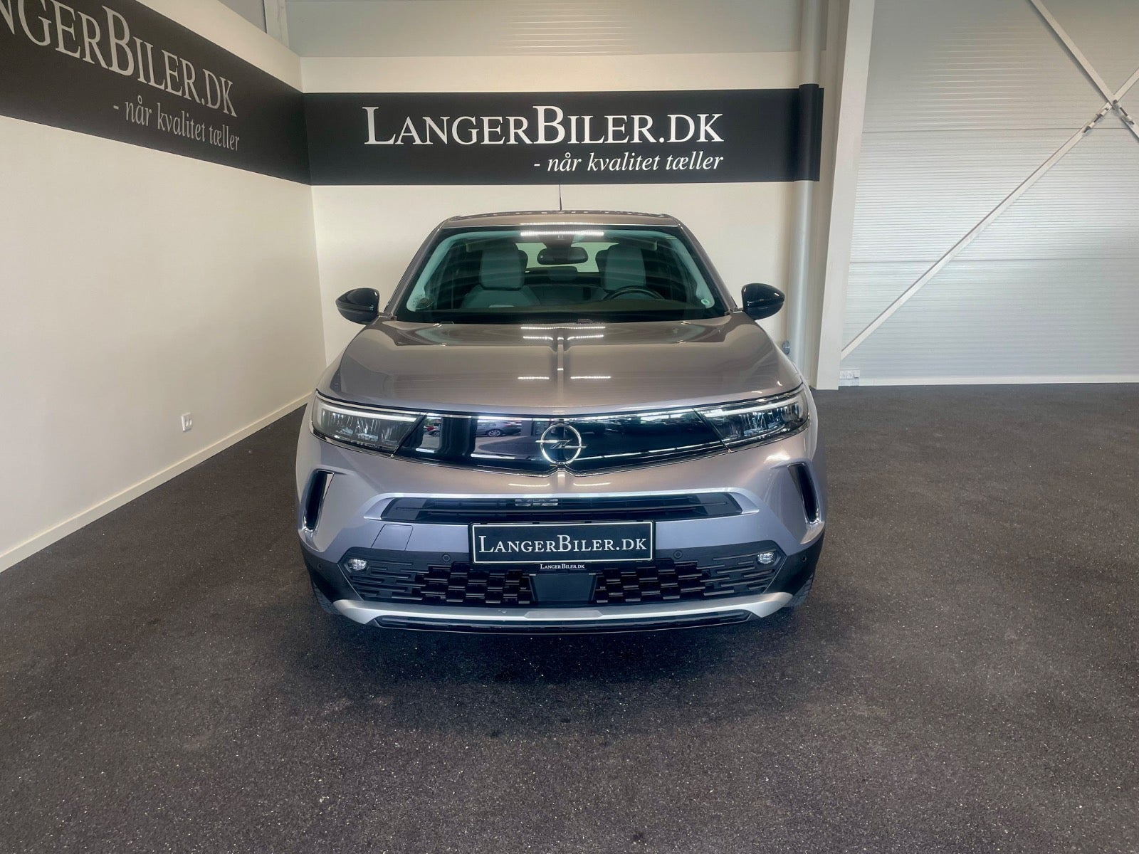 Grå Opel Mokka-e fra 2023