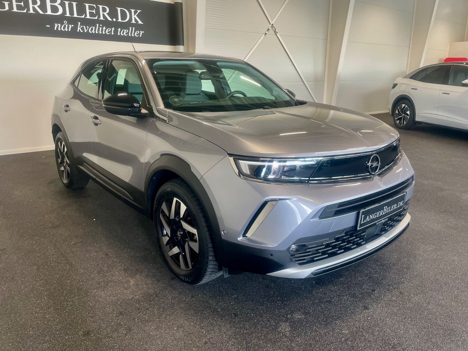 Grå Opel Mokka-e fra 2023
