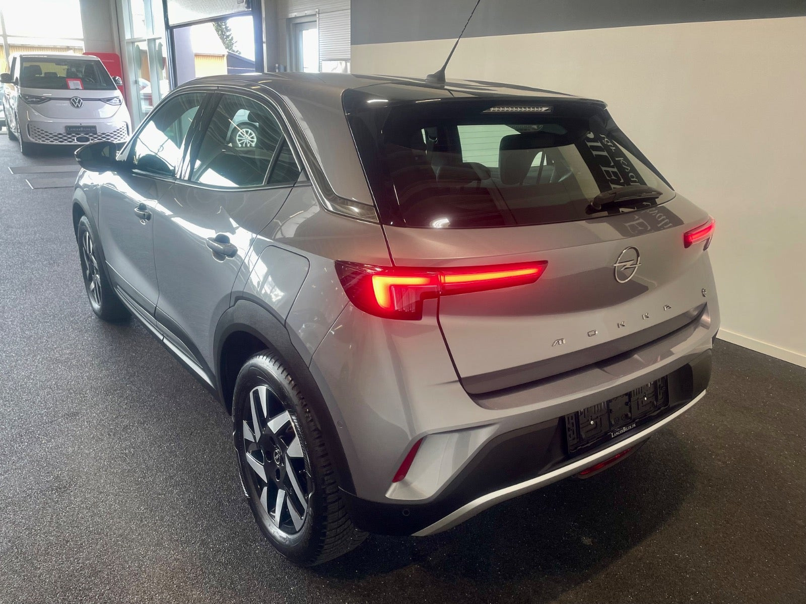 Grå Opel Mokka-e fra 2023