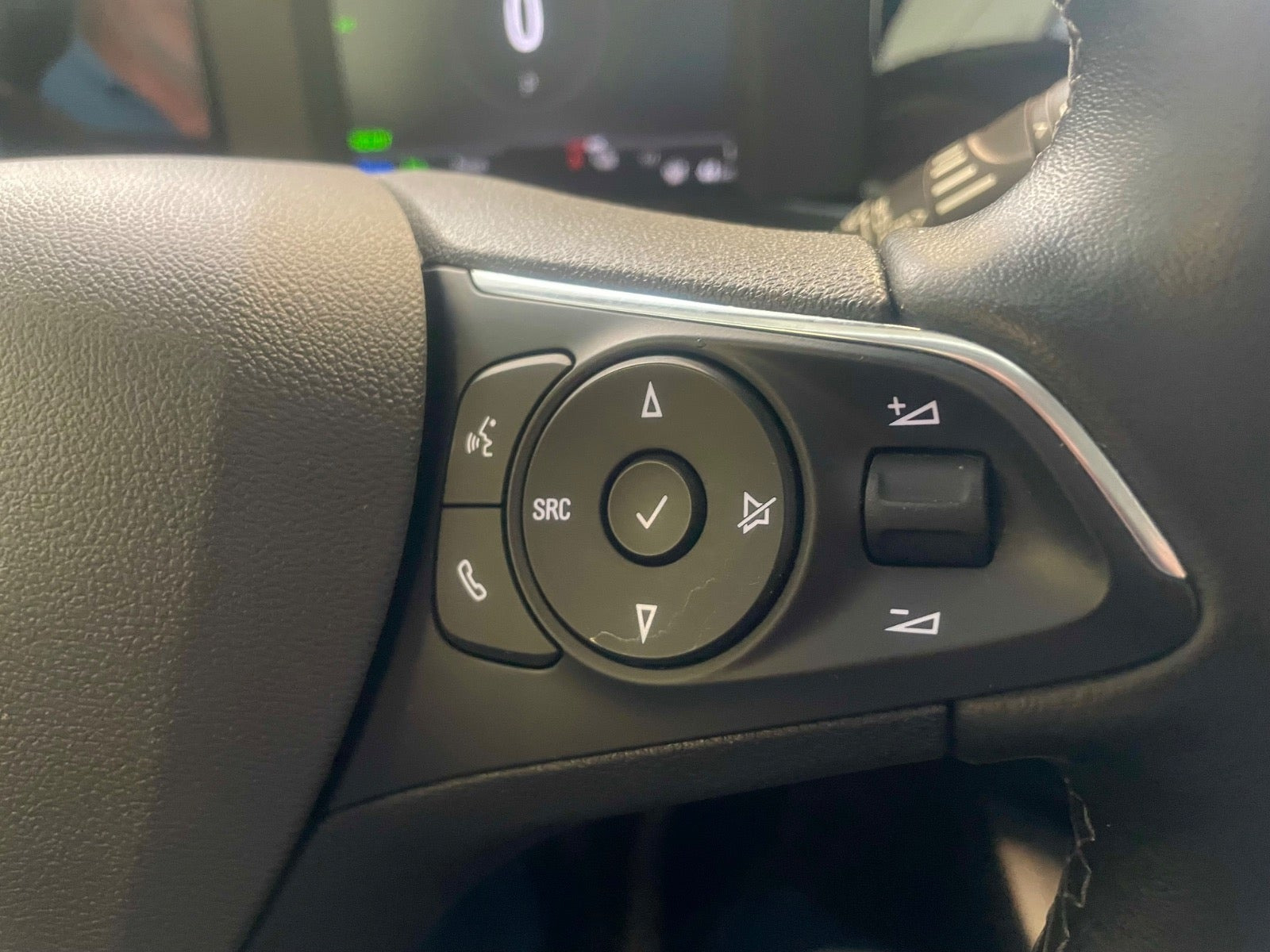 Grå Opel Mokka-e fra 2023