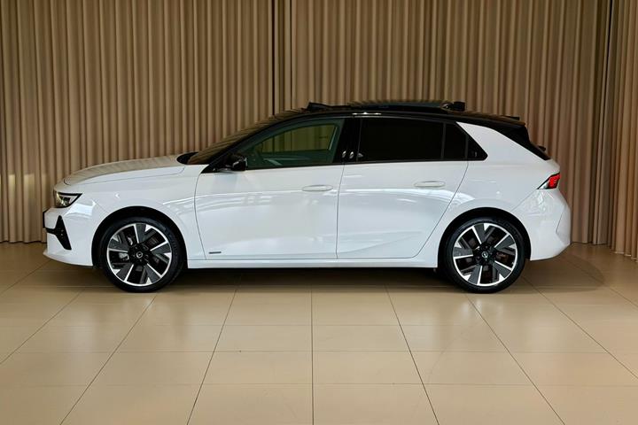 Hvid Opel Astra-e fra 2024