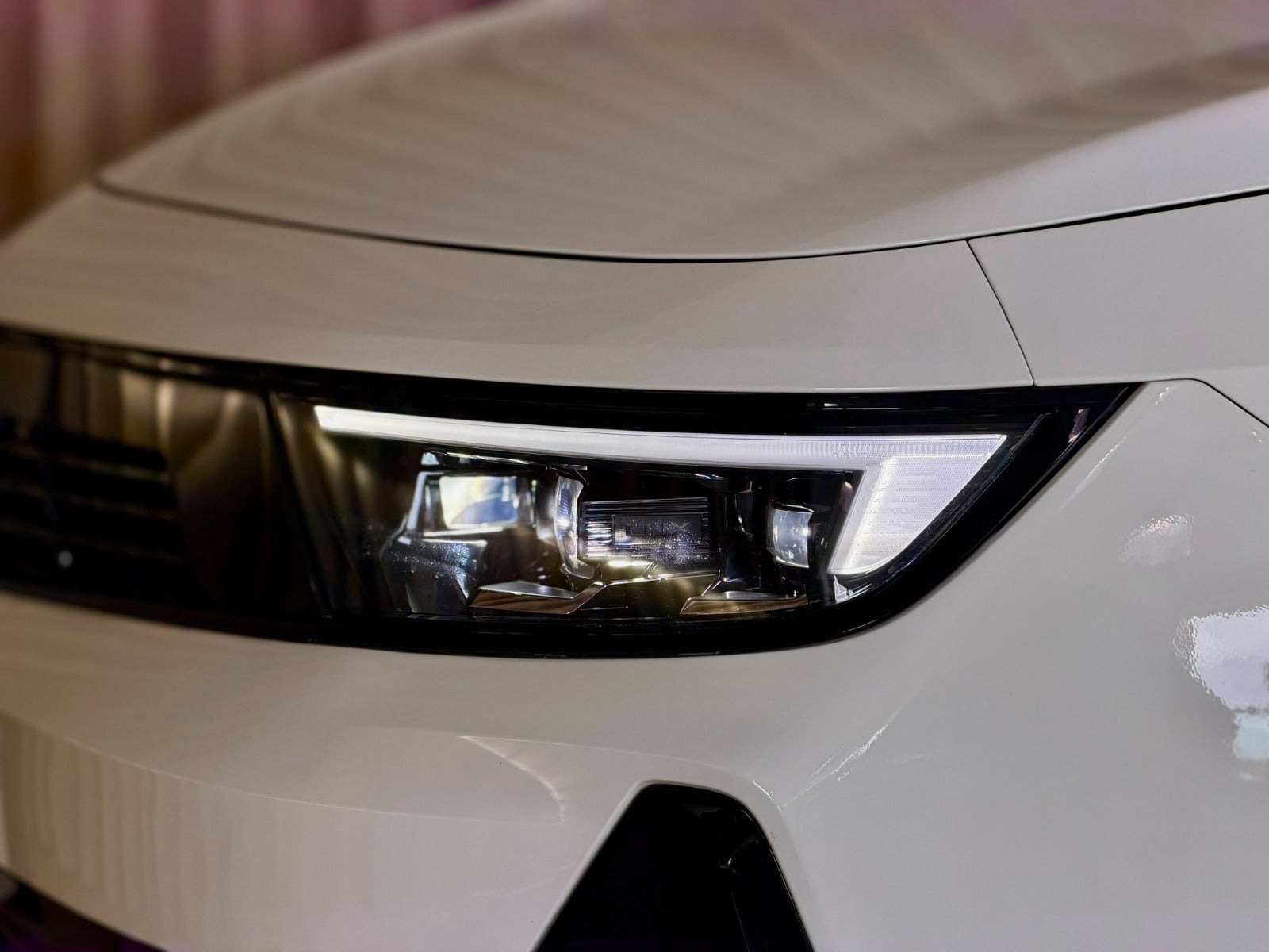 Hvid Opel Astra-e fra 2024