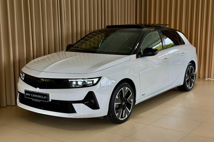 Hvid Opel Astra-e fra 2024
