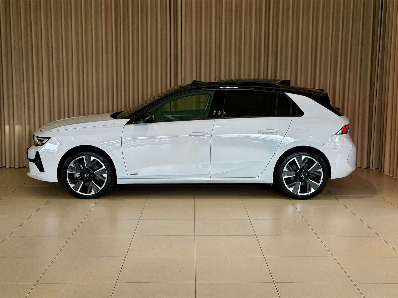 Hvid Opel Astra-e fra 2024