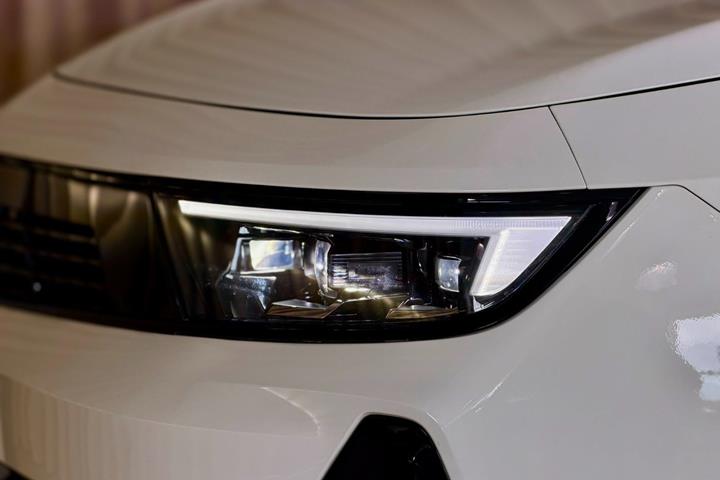 Hvid Opel Astra-e fra 2024