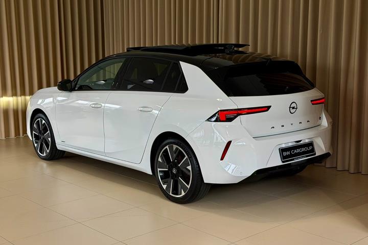 Hvid Opel Astra-e fra 2024