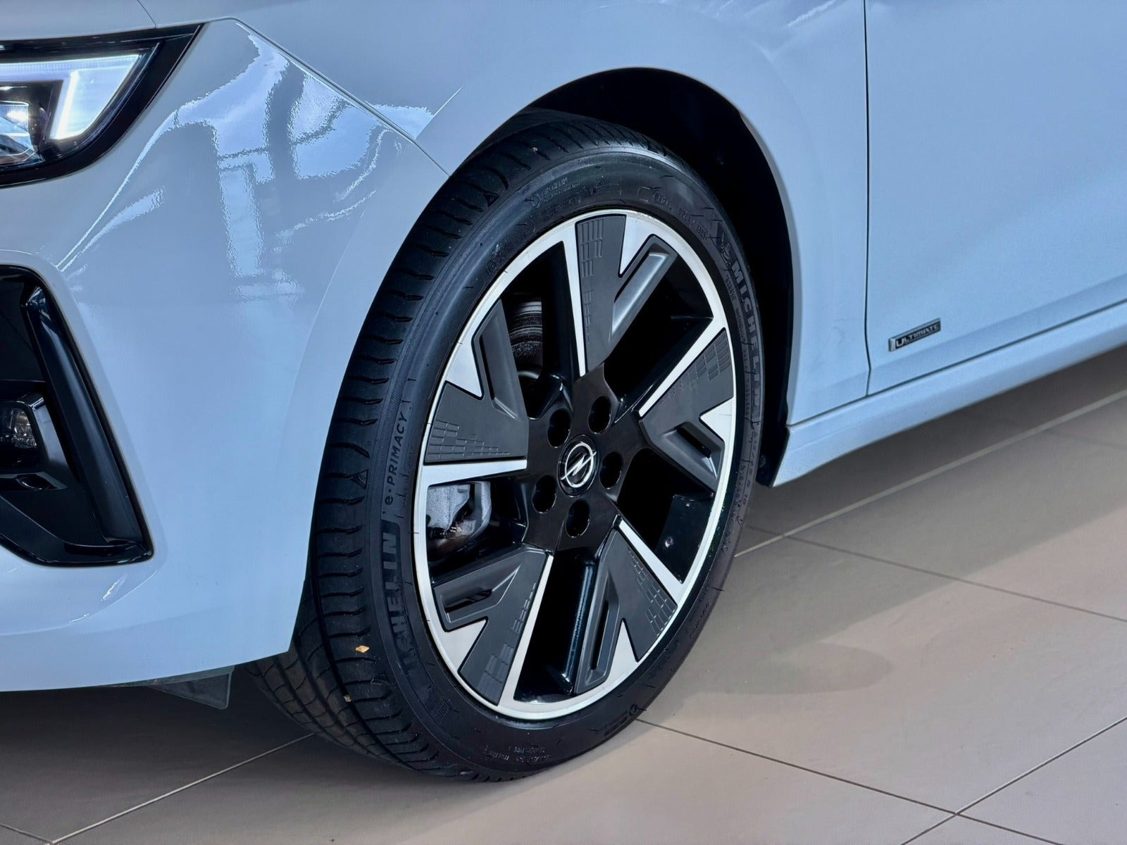 Hvid Opel Astra-e fra 2024