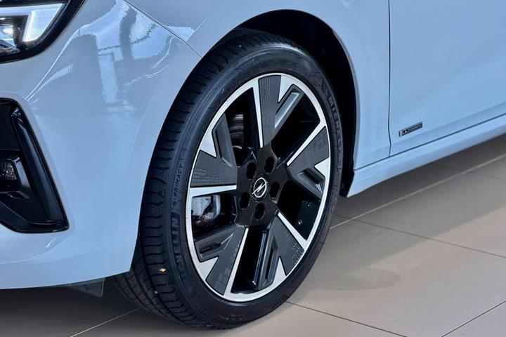 Hvid Opel Astra-e fra 2024