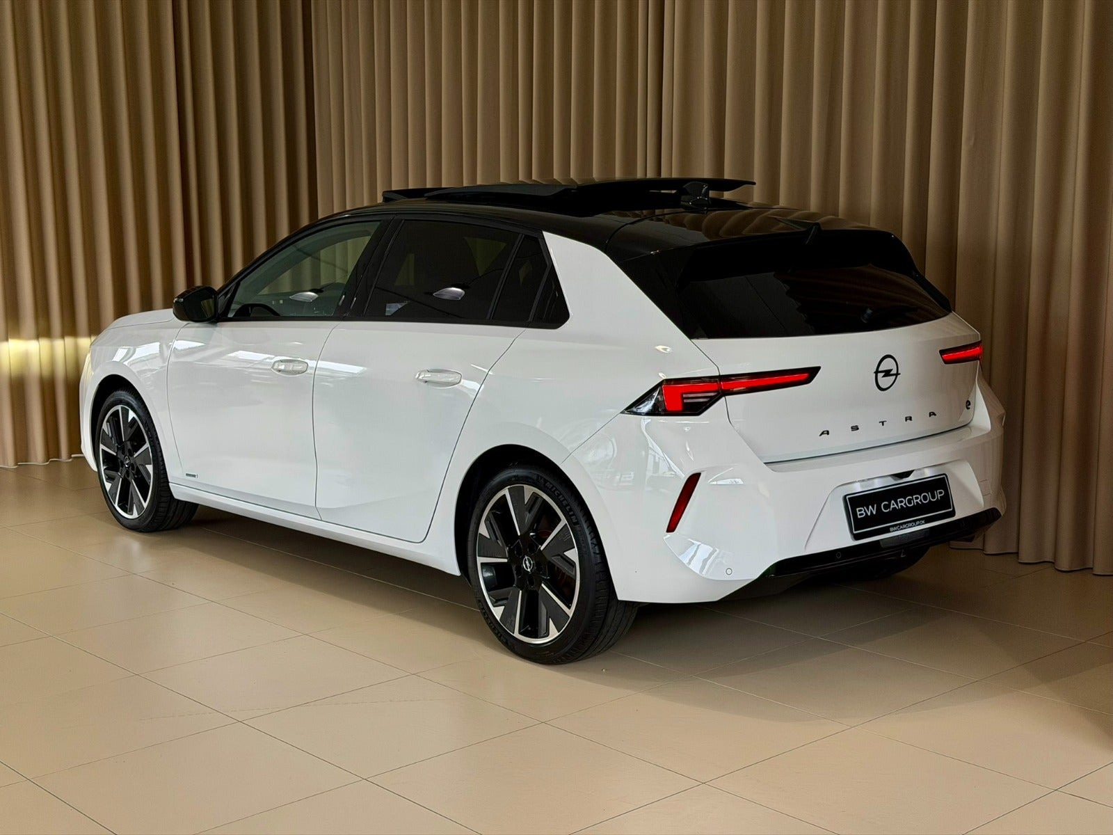 Hvid Opel Astra-e fra 2024