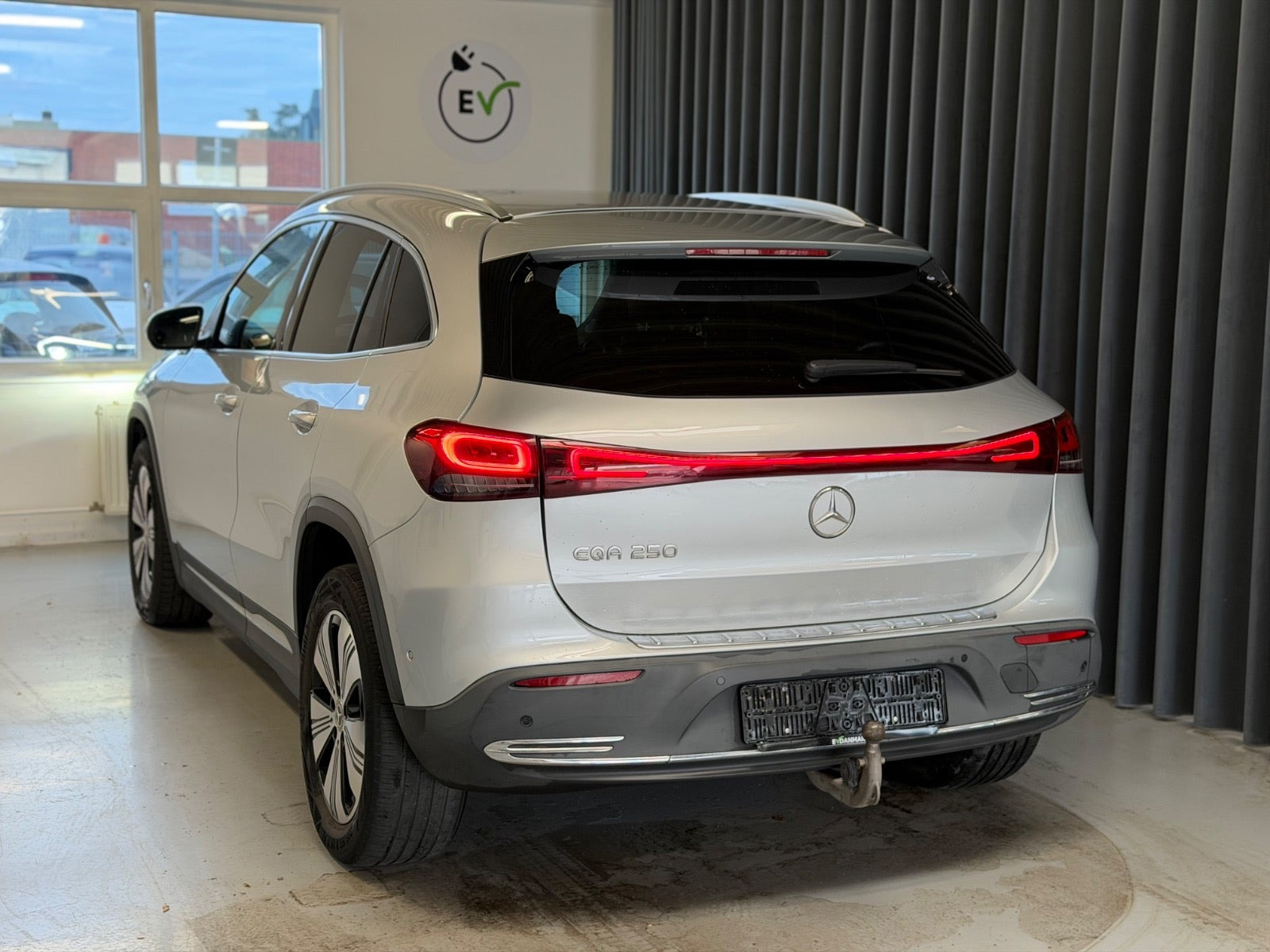 Sølv Mercedes EQA250 fra 2021