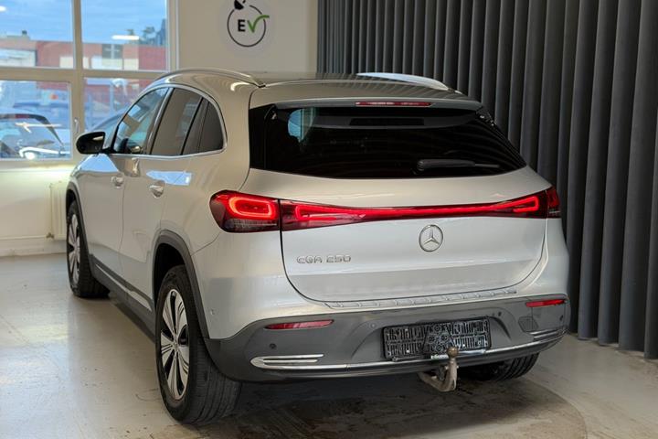 Sølv Mercedes EQA250 fra 2021