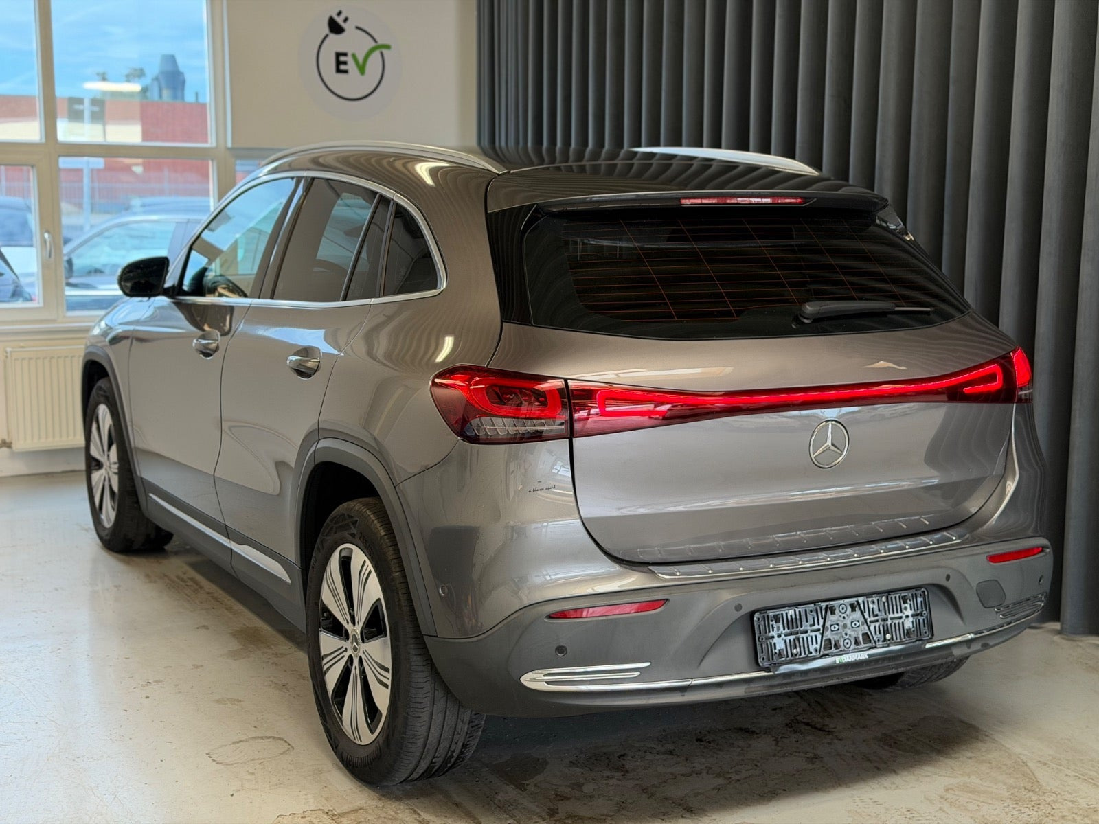 Sølv Mercedes EQA250 fra 2021