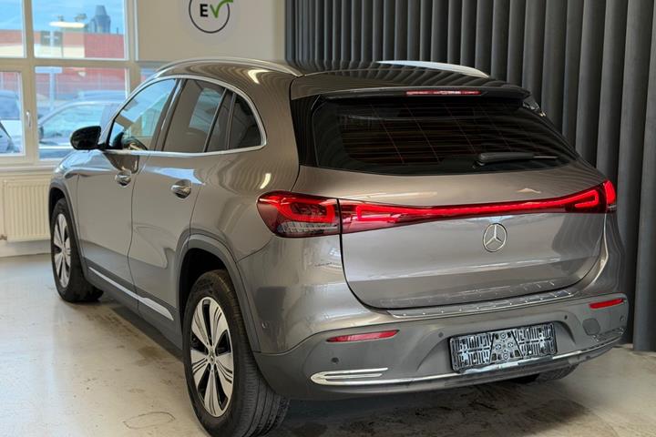 Sølv Mercedes EQA250 fra 2021
